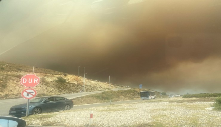 Menderes'te alevlerle mücadeleye devam: 14 helikopter, 4 uçak müdahale ediyor