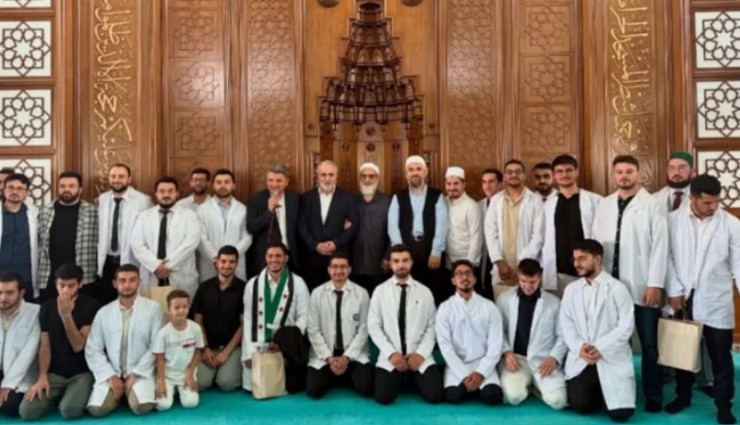 Tıp fakültesinden mezun olan öğrencilere camide mezuniyet