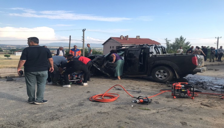 Uşak'ta iki araç kafa kafaya çarpıştı