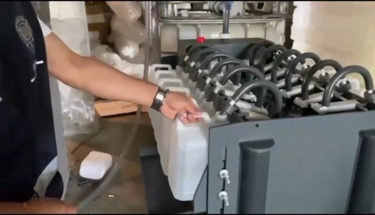 Yakalanmasalar aralarında İzmir’in de bulunduğu kentlerde 4 ton sahte alkolle binlerce kişiyi zehirleyeceklerdi