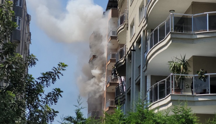 Yedi katlı binada yangın paniği, apartman tahliye edildi