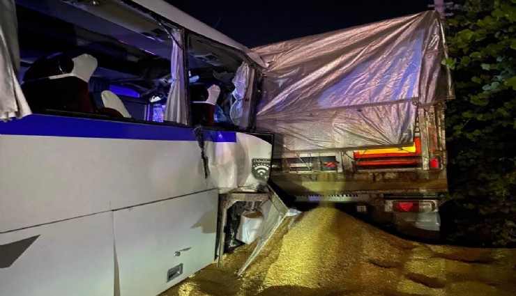 Yol kenarında duran tıra işçi servisi çarptı