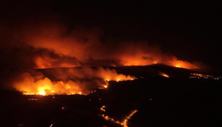 Alevler havadan görüntülendi: Orman yangını köyleri tehdit etmeye devam ediyor