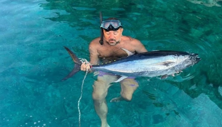 Ata Demirer’den dev balık avı: Urla’da 1,5 metrelik orkinos yakaladı