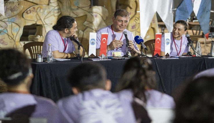 Başkan Tugay öğrencilerle buluştu: Belediyeler kuru siyaset yapılan yerler değil