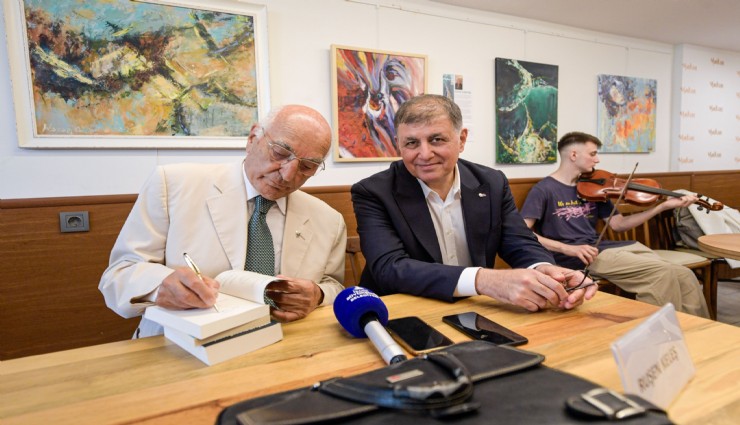 Başkan Tugay Prof. Dr. Ruşen Keleş’in imza gününe katıldı