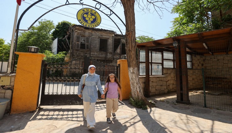 Bucalı minik Avşin Cumhuriyet Kütüphanesi ile hayaline yürüyor