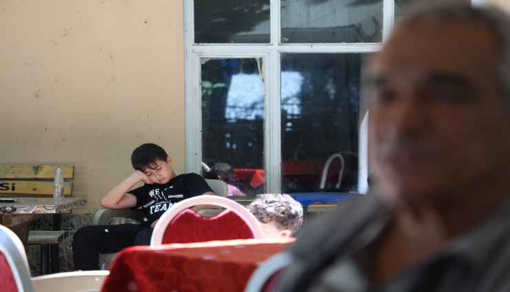 Elazığ’da ilginç kahve: Gelen uykuya dalıyor