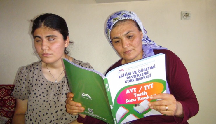 İlkokul mezunu anne, görme engelli kızına üniversiteyi kazandırdı