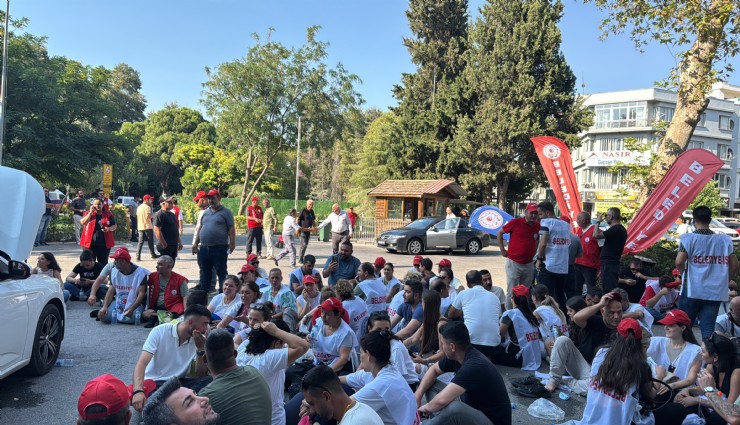 İşten çıkarılan işçilerden meclis önünde oturma eylemi: Tugay sendika yöneticileri ile görüşecek