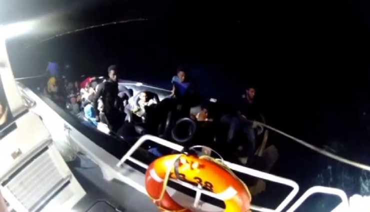 İzmir açıklarında sürüklenen lastik bottaki 3'ü çocuk 37 göçmen kurtarıldı