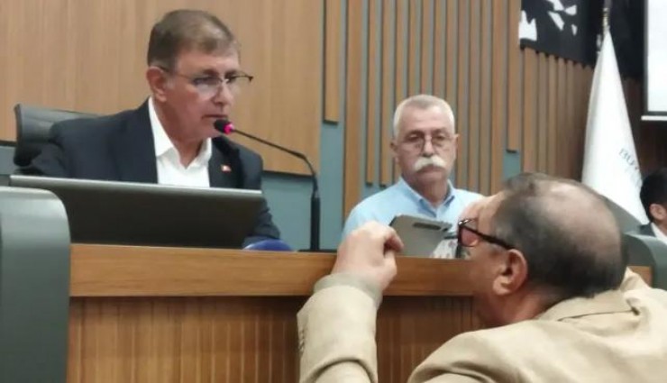 İzmir Büyükşehir Meclisi’nde gerginlik: İşçi eylemi ve sözlü tartışmalar gündeme damga vurdu