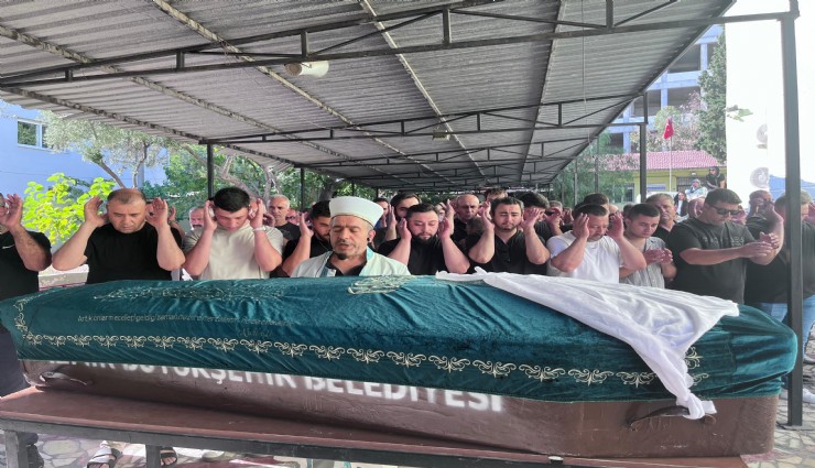 İzmir’de boşandığı eşi tarafından öldürülen kadın son yolculuğuna uğurlandı