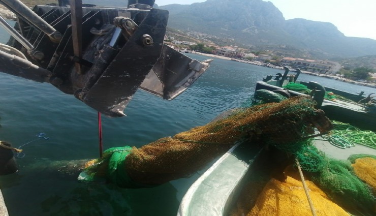 Karaburun'da balıkçı ağına denizaltı torpidosu takıldı