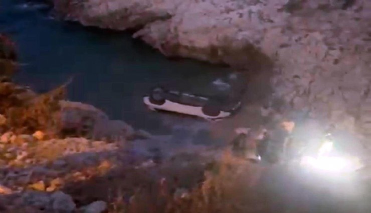 Karaburun’da yürekleri ağza getiren olay: Kayalıklardan denize düşen sürücü kurtarıldı