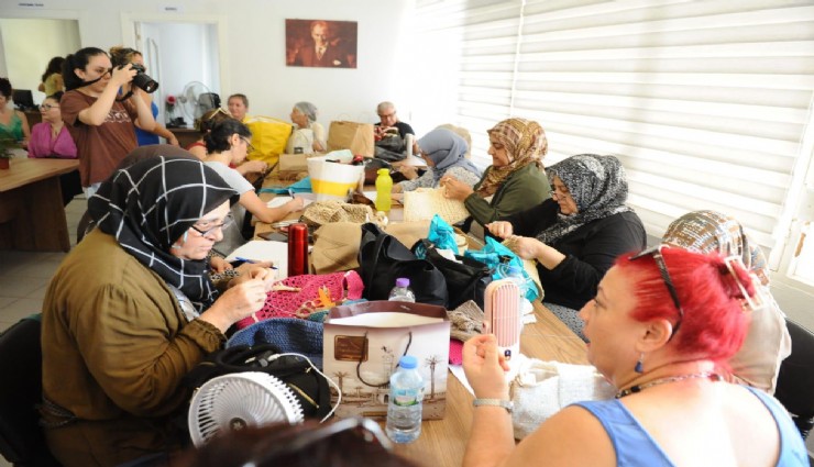 Karşıyaka’da Kadın Gücü Mahallede buluşmalarında danışmanlık ve yönlendirme desteği sunuluyor