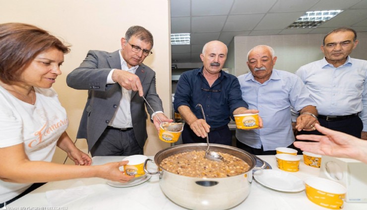 Kazan barış için kaynadı: Başkan Tugay aşure bereketini paylaştı