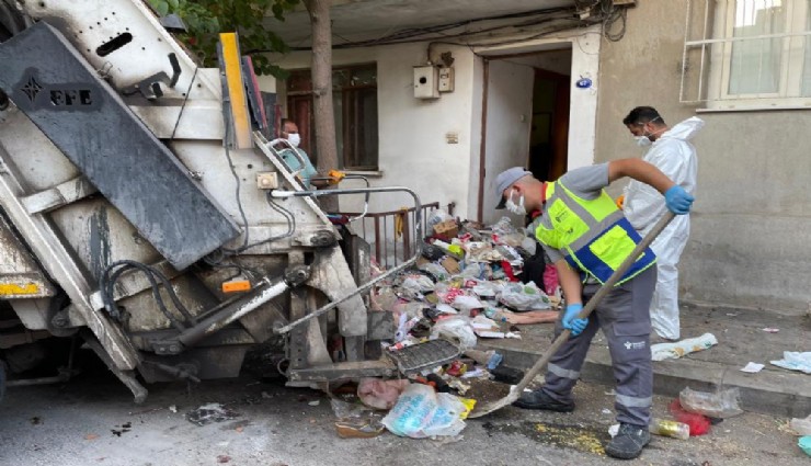 Kötü koku şikyetiyle ortaya çıktı: Bornova'da 4 kişilik aile çöp evde yaşıyormuş