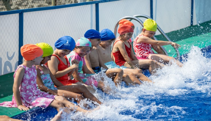 Mahalleye havuz geldi, çocuklar bayram etti