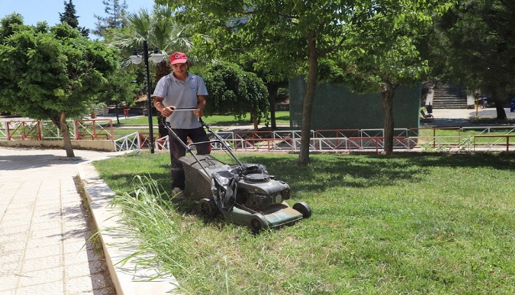 Menderes Belediyesi’nden Ot Temizliği