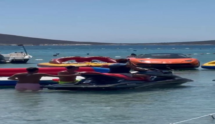 Ünlü sanatçı Çeşme'de görüntülendi: Yıldız Tilbe'nin jetski keyfi