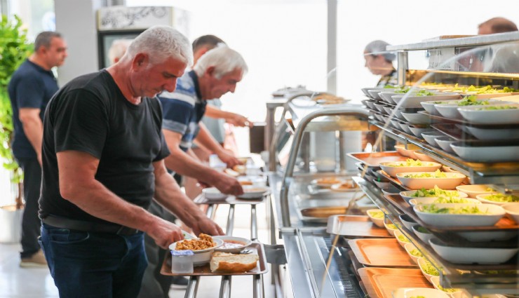 Buca'da Kent Lokantası vatandaşa can suyu oldu: Bir ekmek 15 lira, Buca'da 4 çeşit yemek 50 lira