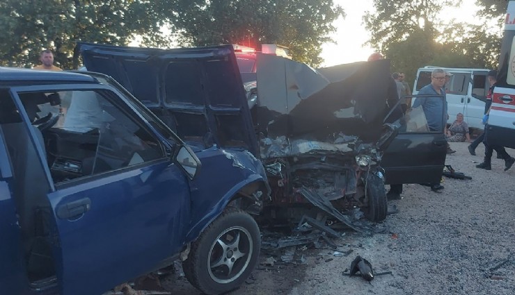 Bursa'da feci kaza: İki otomobil kafa kafaya çarpıştı