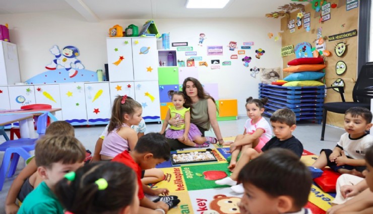 Çeşme Belediye Başkanı Denizli, miniklere ziyarette bulundu