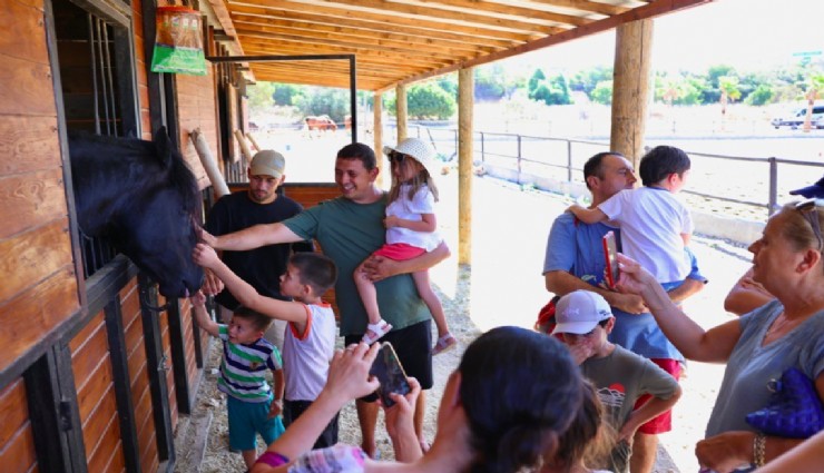 Çeşme’de özel gereksinimli çocuklar at çiftliği gezisinde doyasıya eğlendi