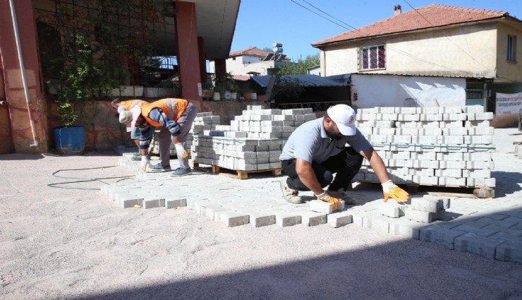 Çiğli'de yol ve park yenileme çalışmaları hızla sürüyor