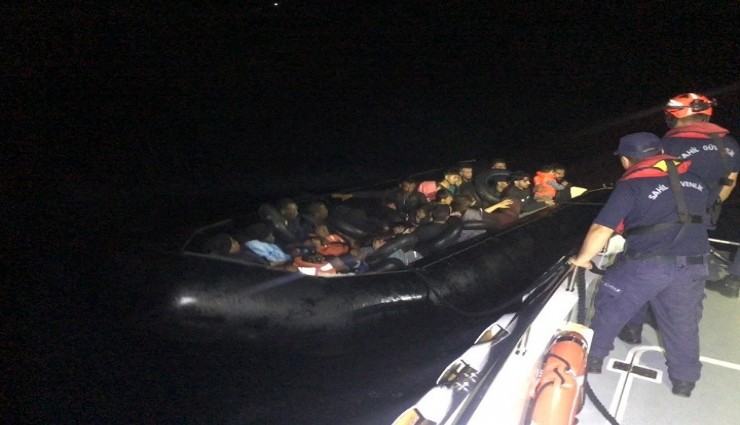 İzmir’de deniz ortasında can pazarı:  Lastik botta 28 düzensiz göçmen kurtarıldı