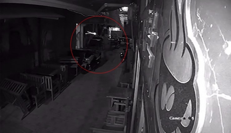 İzmir'de gazete binasına silahlı saldırı kamerada