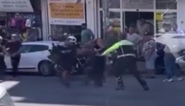 İzmir'de polise tekmeli saldırı: O anlar cep telefonu kamerasına yansıdı