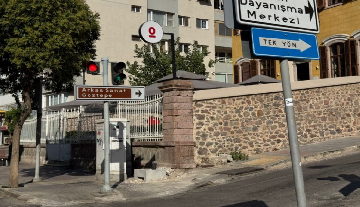 İzmir'de tabela skandalı: 