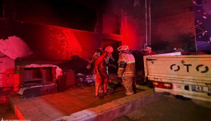 İzmir’in merkezinde hareketli saatler: İtfaiye ekipleri mahsur kalan 2 kişiyi kurtardı