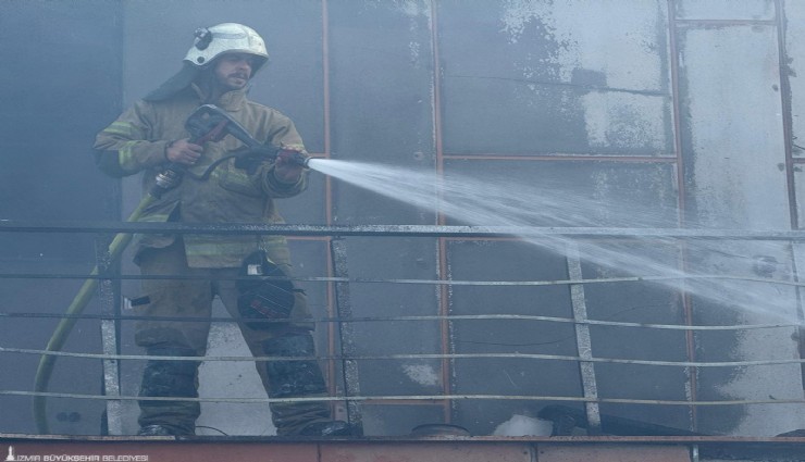 İzmir İtfaiyesi Menemen'deki iş yeri yangınını kontrol altına aldı