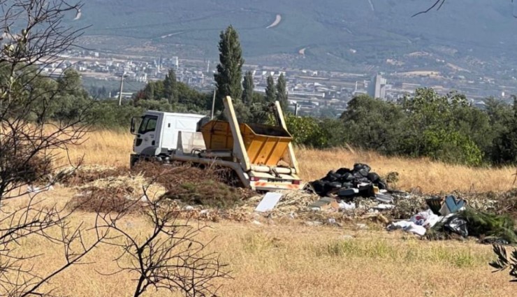 İzmir Kemalpaşa’da skandal görüntüler: Resmi araçla araziye çöp döküp gittiler