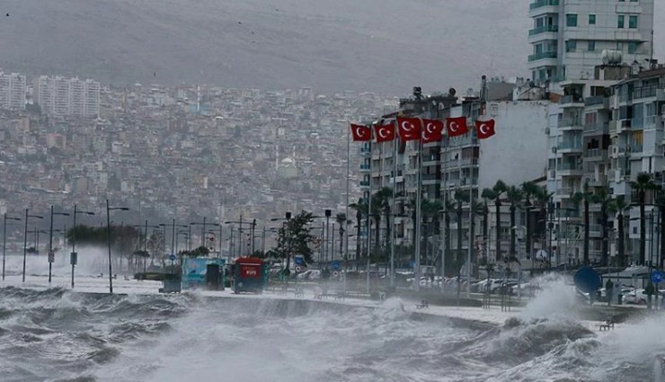 İzmir Valiliğinden fırtına uyarısı: Bazı ilçelerde 3 gün deniz ulaşımı zorlaşacak