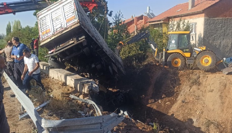 Konya’da otomobil tırla çarpıştı: 3 kişi hayatını kaybetti