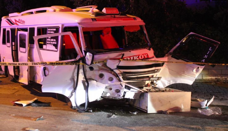 Minibüs ile otomobil çarpıştı: 11 yaralı
