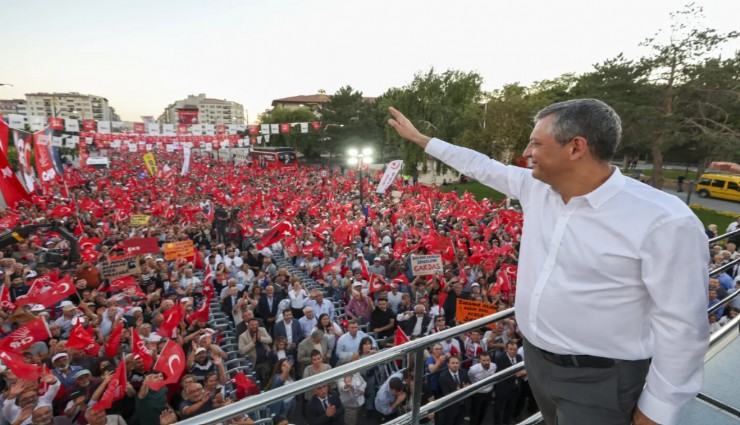Özgür Özel Sivas'ta konuştu: Rafa kaldırdıkları demokrasiyi, raftan indirmek için buradayız