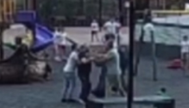 Parkta oynayan çocukları yerden yere vurdu