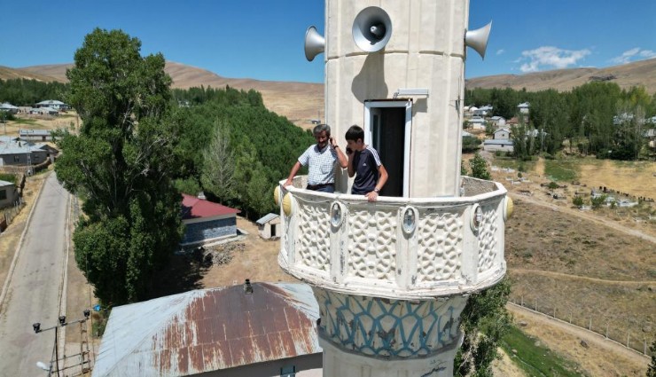 Van'da şebeke çilesi: Cep telefonu çekmeyince minareye çıkıyorlar