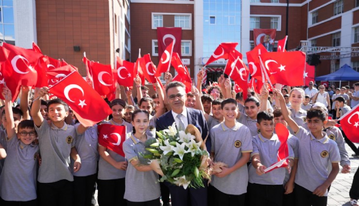 Aliağa 100. Yıl Ortaokulu’nda 2025-2026 eğitim-öğretim yılı coşkuyla başladı