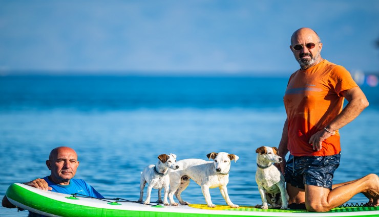 Balıkesir'de köpekleriyle deniz keyfi yapan vatandaş ilgi odağı oldu