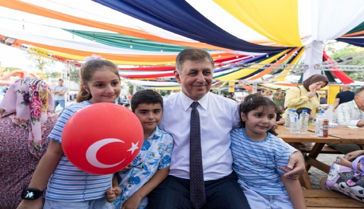 Başkan Tugay miniklerle buluştu: 94. İEF'nda çocuk neşesi eksik olmuyor