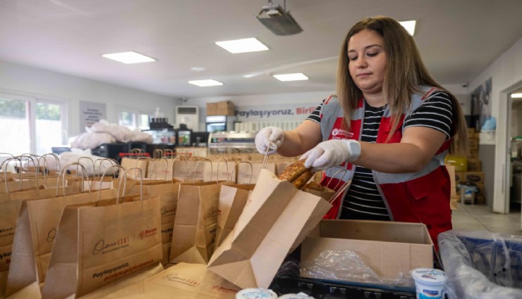 Bornova Belediyesi’nden öğrencilere yemek desteği