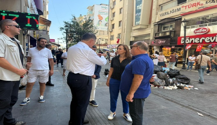 Büyükşehir Belediyesi Karşıyaka’daki çöp krizine el koydu: Tugay Çarşı’daki çöplerin toplanmasını bizzat koordine etti