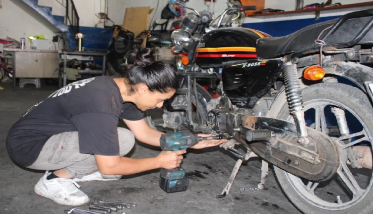 Çırak bulamayan eşine çırak oldu: Sanayide kadın gücü