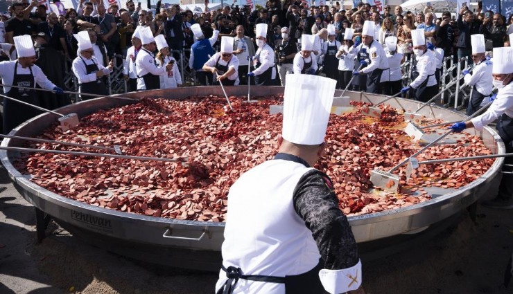 Dünya sucuklu yumurta rekoru Afyonkarahisar'ın: 1 ton sucuk, 15 bin gezen tavuk yumurtası kullanıldı